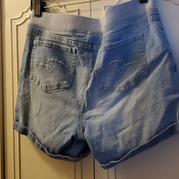 Shorts - Picture 3 of 4